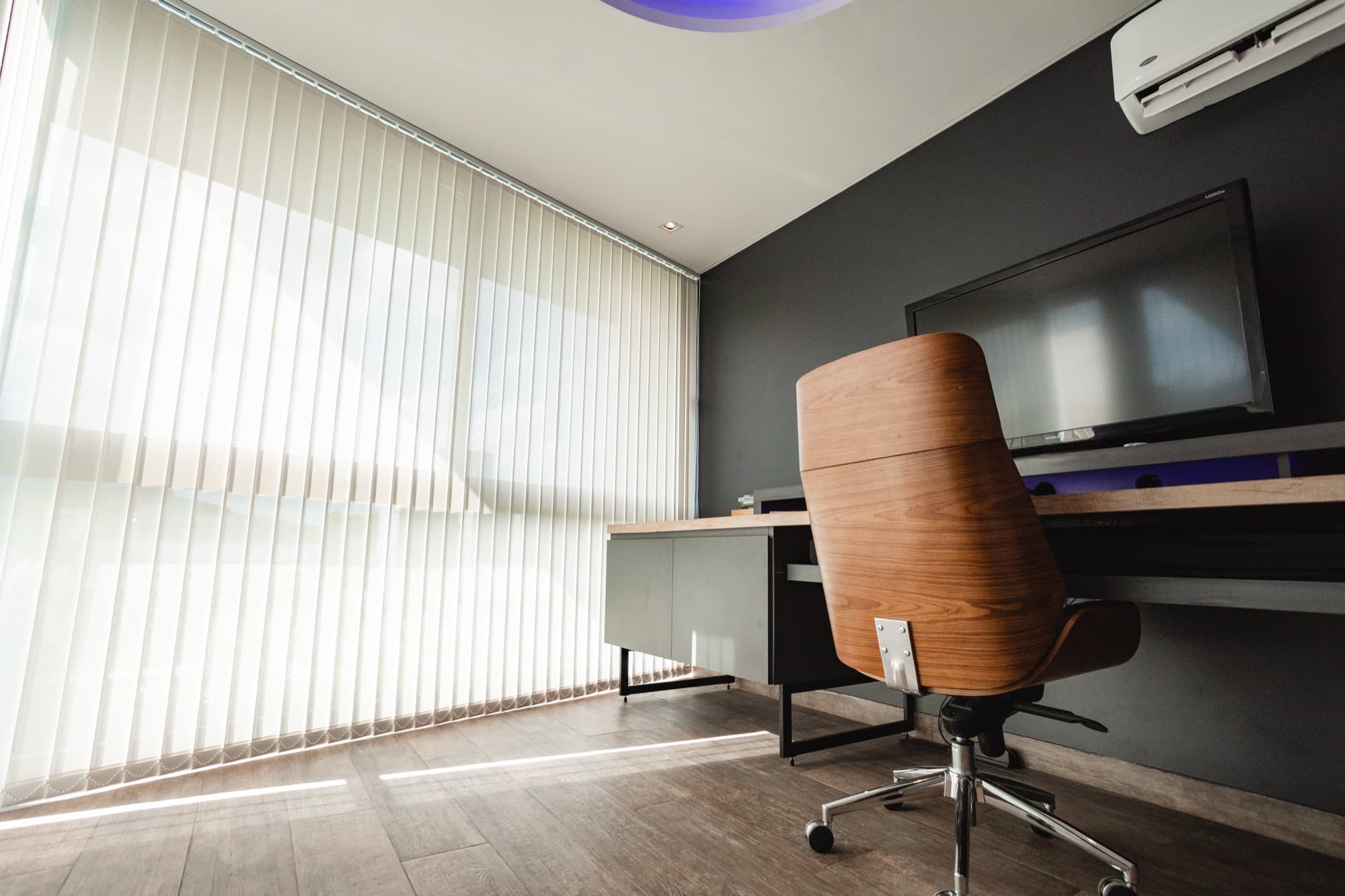 Bandas verticales Decortinas en una oficina con ventanal de piso a techo