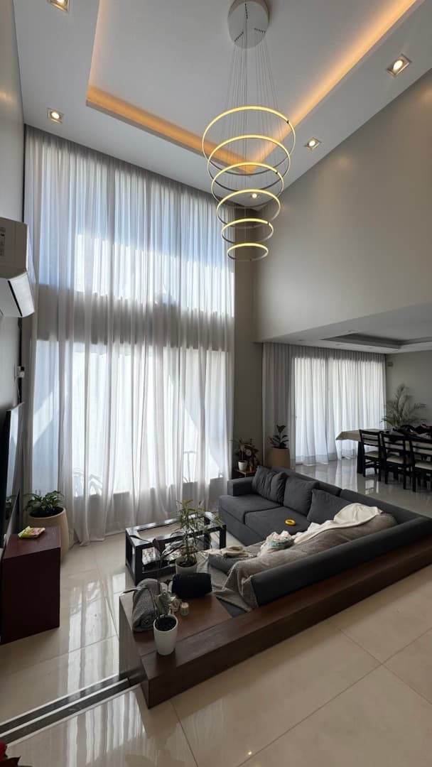 Cortinas de género en living de doble altura