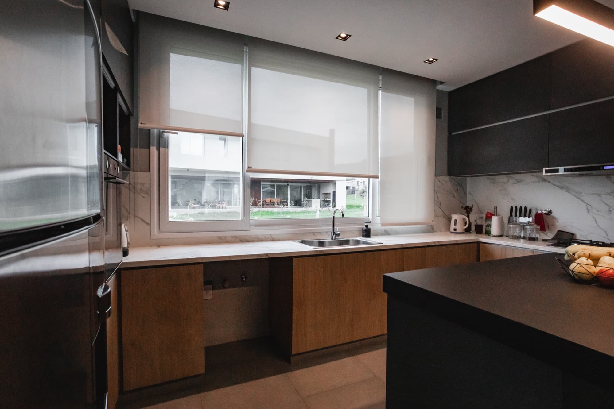 Cortinas roller sunscreen Decortinas instaladas en una cocina moderna