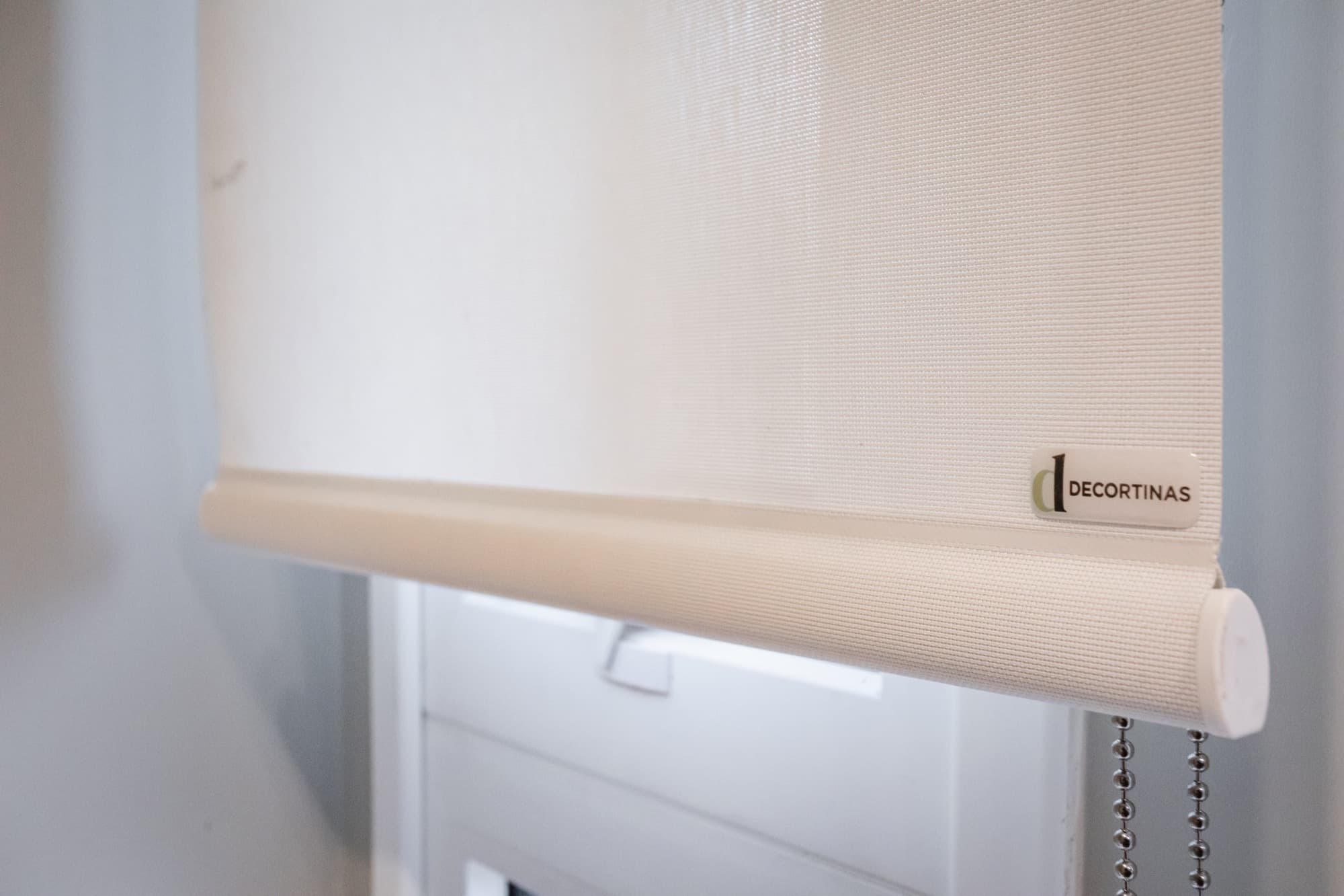 Detalle de cortina roller con etiqueta Decortinas